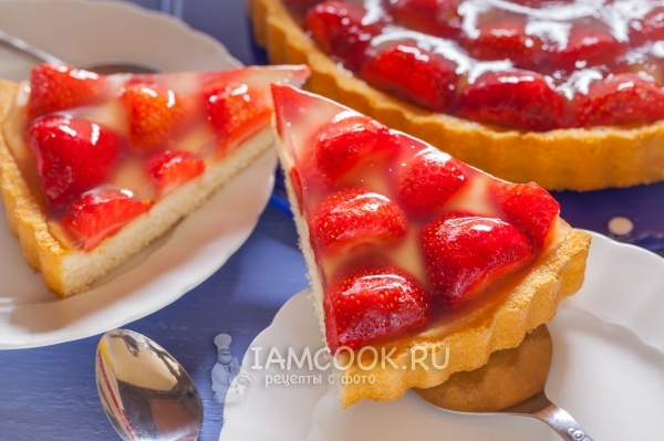 Фото пирога с клубникой на скорую руку