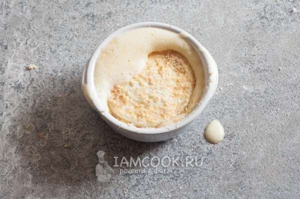 Обмакнуть сыр во взбитые яйца