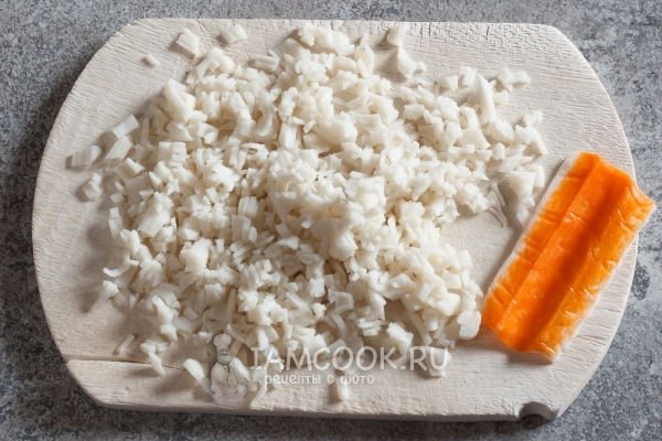 Порезать крабовые палочки