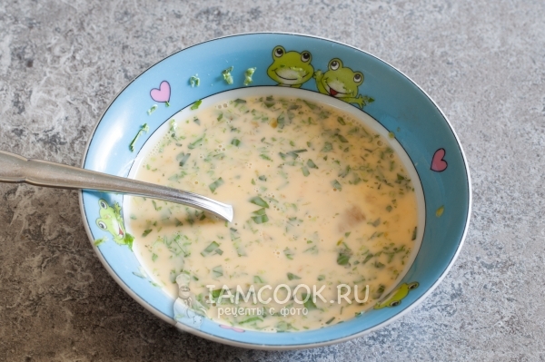 Взбить яйцо с молоком и зеленью