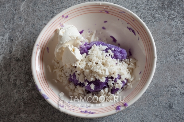 Соединить дайкон, сметану и крабовые палочки