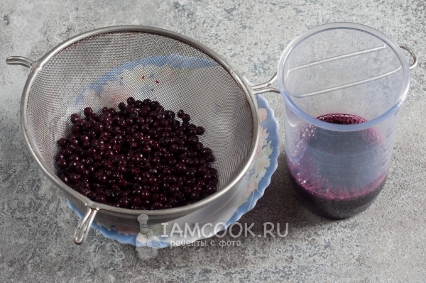 Слить с ягод сок