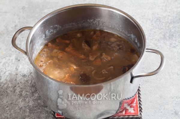 Положить грибы с овощами к картошке