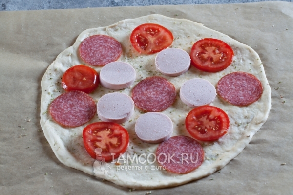 Положить колбасу и помидоры