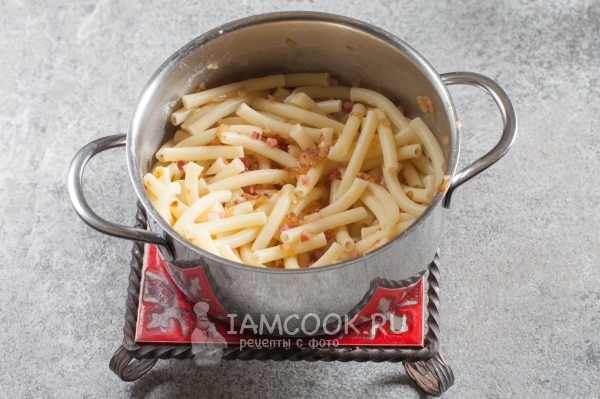 Соединить зажарку с макаронами