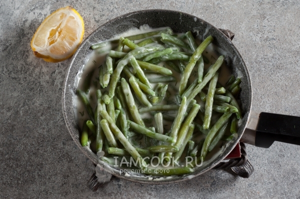 Соединить фасоль, заправку, укроп и сок лимона