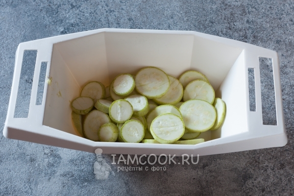 Порезать кабачки