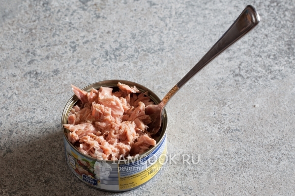 Размять рыбу вилкой