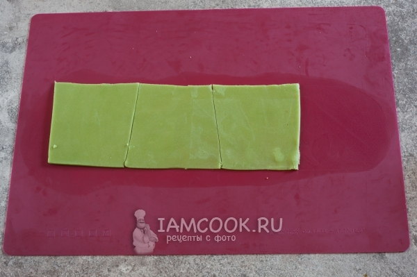 Порезать марципан на полоски