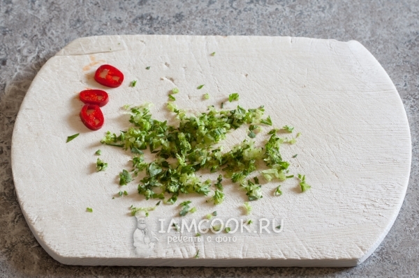 Порезать перец и зелень