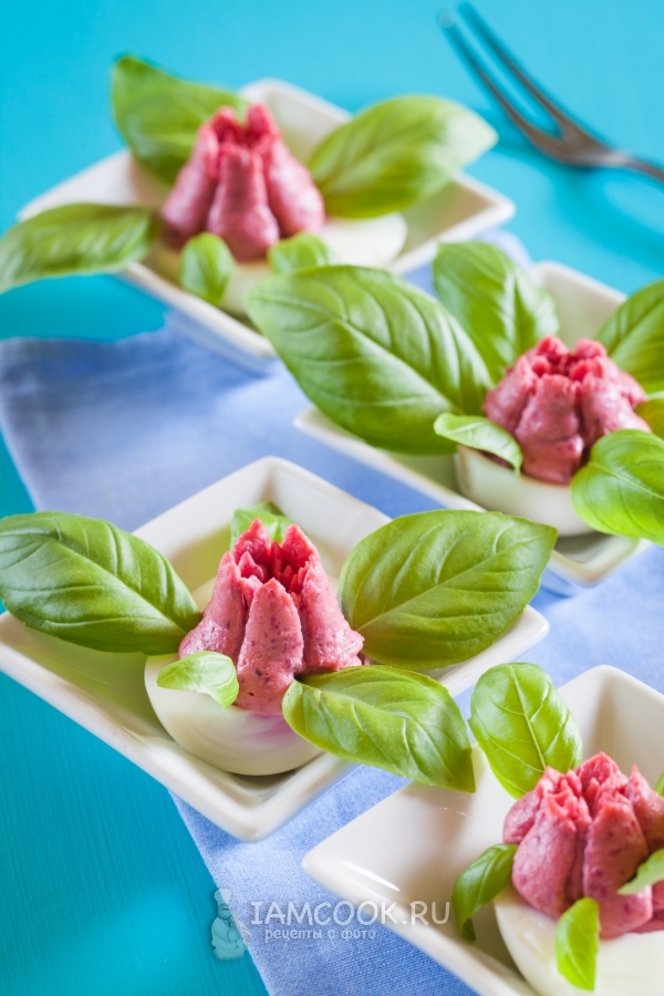 Рецепт яиц, фаршированных сельдью и свеклой