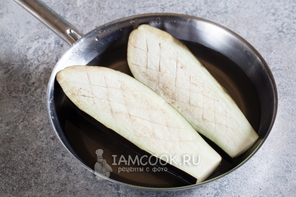 Положить баклажаны в соленую воду