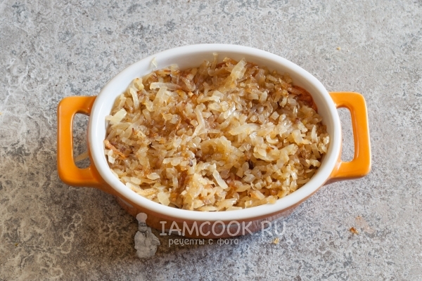 Положить слой лука