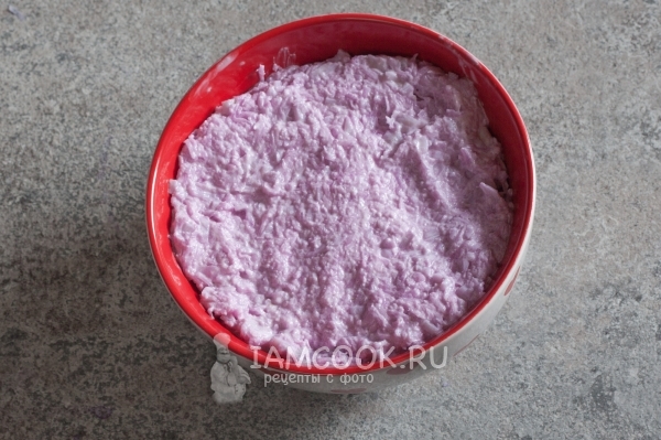 Утрамбовать салат в тарелке