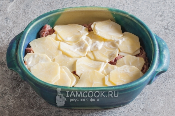 Положить слой картофеля