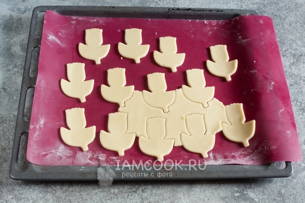 Вырезать из теста фигурки