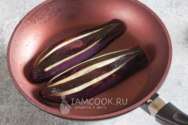 Обжарить баклажаны