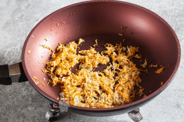 Обжарить морковь с луком