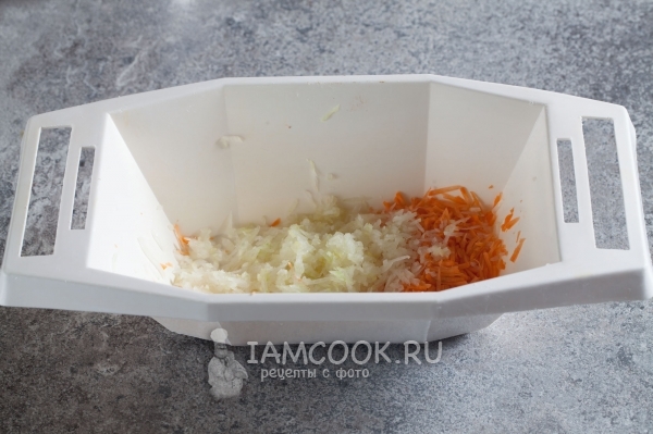 Измельчить лук и морковь