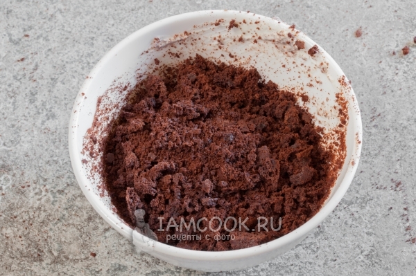 Измельчить бисквит в крошку