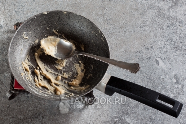 Обжарить муку