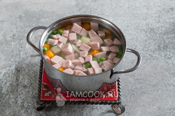 Положить в суп колбасу