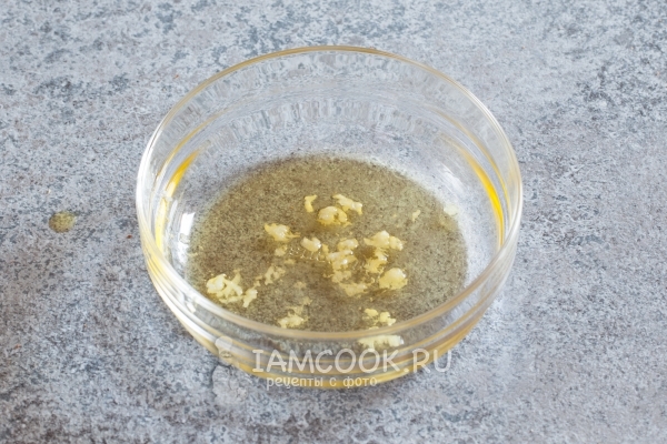 Положить чеснок в масло