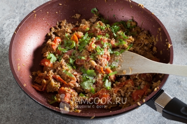 Добавить фарш, помидоры и зелень