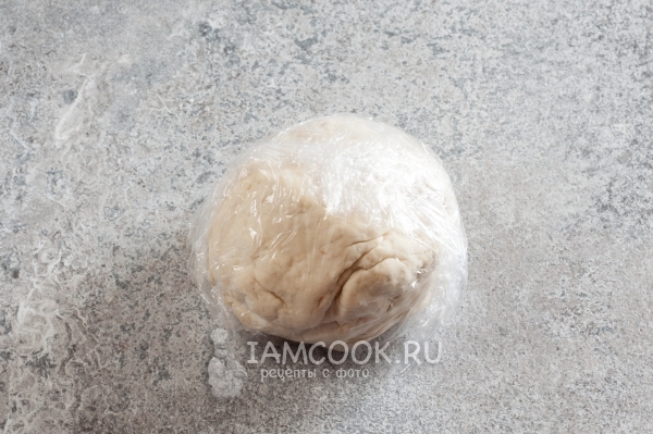 Завернуть тесто в пленку