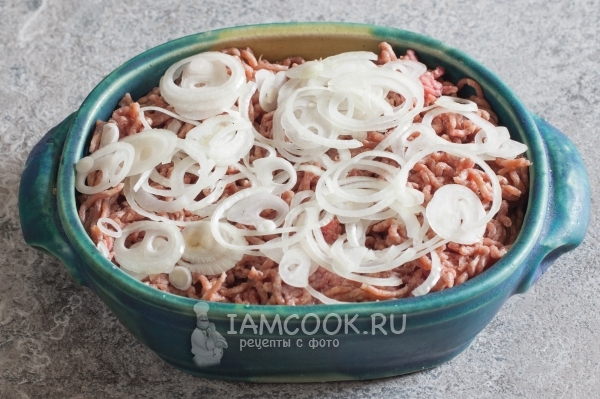 Положить на фарш кольца лука