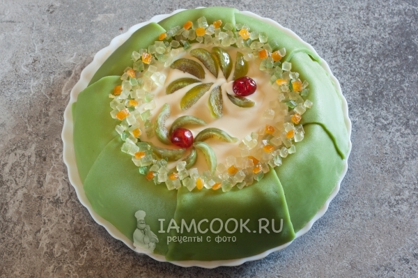 Украсить торт фруктами и цукатами