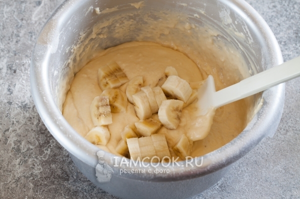 Положить кусочки банана