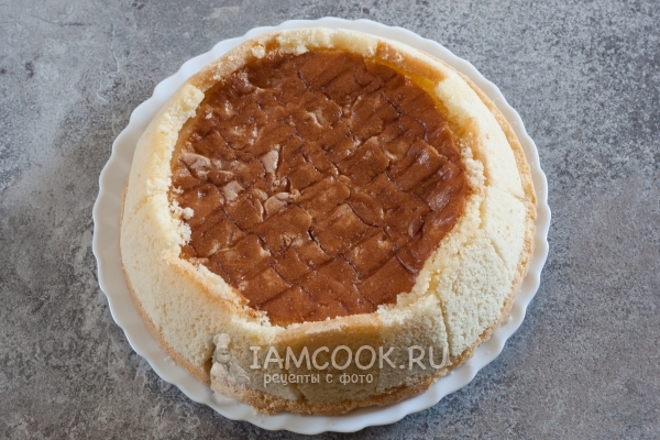 Выложить торт на блюдо