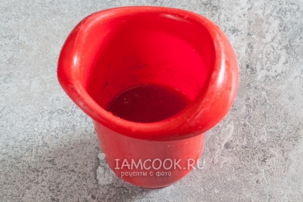 Пюрировать клубнику с сахаром