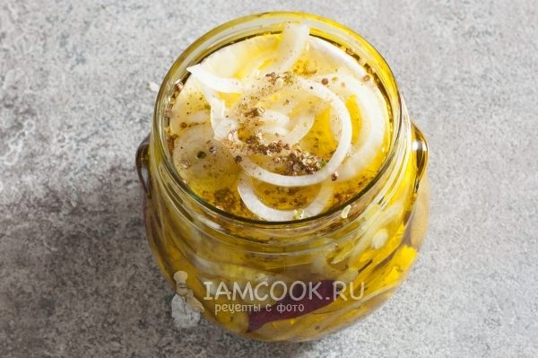 Влить масло