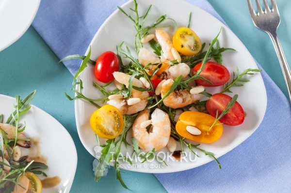 Фото салата с креветками, рукколой и помидорами