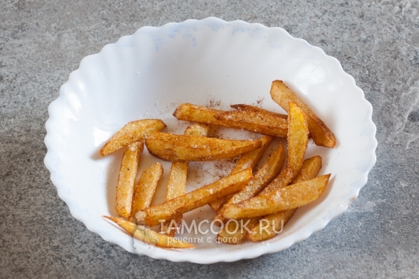 Посыпать солью и паприкой