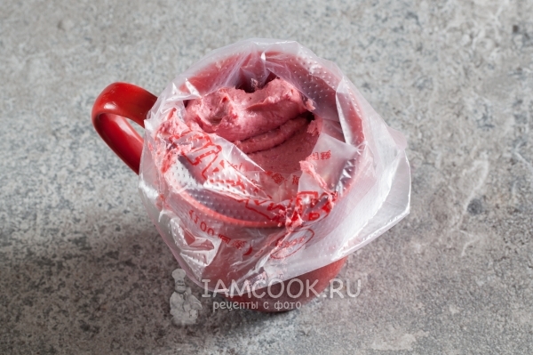 Положить крем в кондитерский мешок