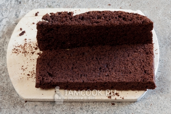 Разрезать бисквит на два коржа