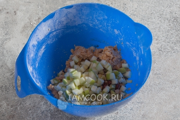 Положить орехи и яблоки в тесто