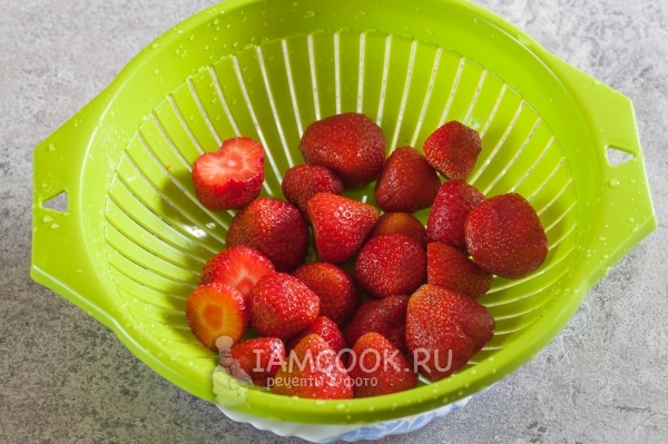 Помыть клубнику