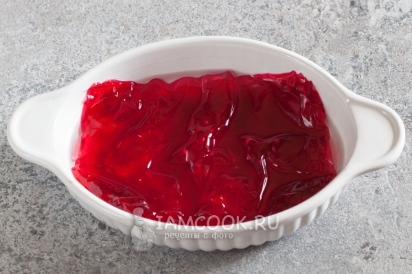 Положить желатин в воду