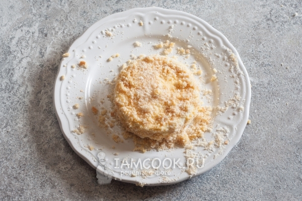 Обвалять сыр в сухарях повторно