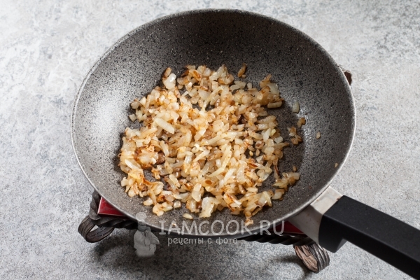 Обжарить лук