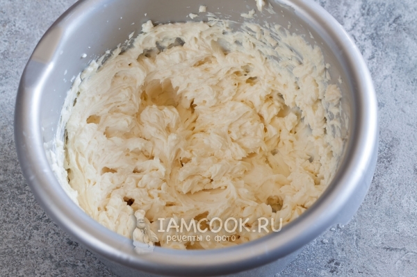 Взбить маскарпоне со сгущенкой