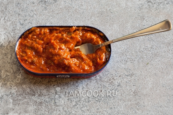 Размять рыбу вилкой