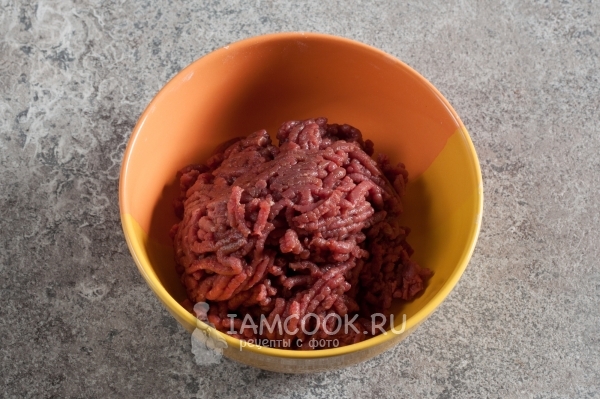 Смешать лук, мясо и грибы