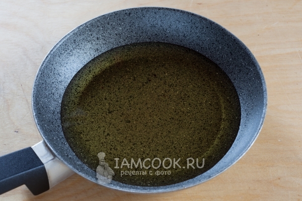 Нагреть масло на сковороде