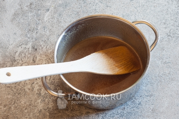 Растопить масло с сахаром и медом