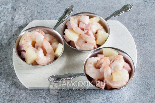 Рецепт креветок с ананасами и ветчиной в духовке